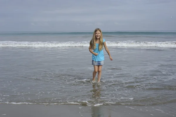 Una chica de azul en el océano . — Foto de Stock