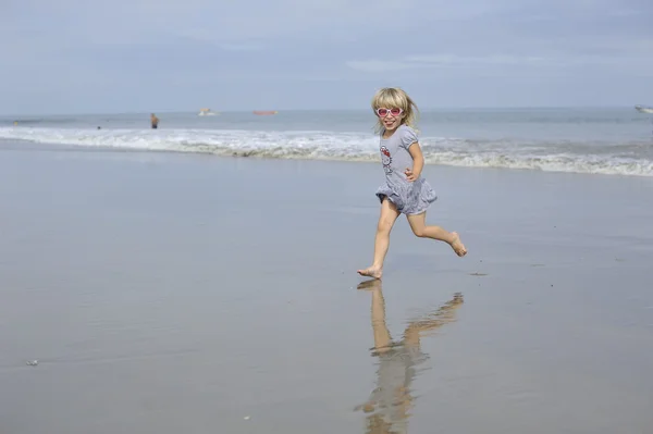 Ένα κοριτσάκι παίζοντας στην παραλία. — Φωτογραφία Αρχείου