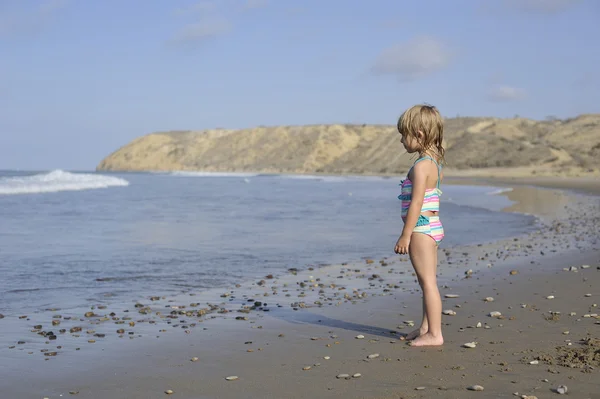 Una niña está jugando en la playa . — Foto de Stock