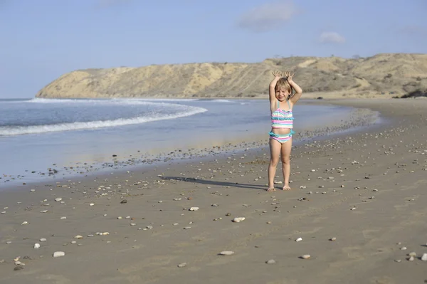 Una niña está jugando en la playa . — Foto de Stock