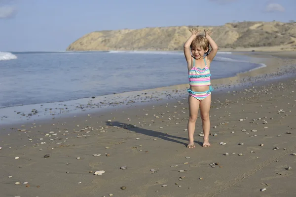 Una niña está jugando en la playa . — Foto de Stock