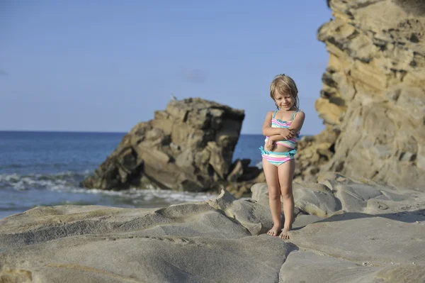 Маленькая девочка играет на пляже . — стоковое фото