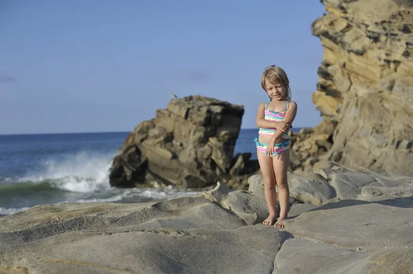 Una niña está jugando en la playa . — Foto de Stock