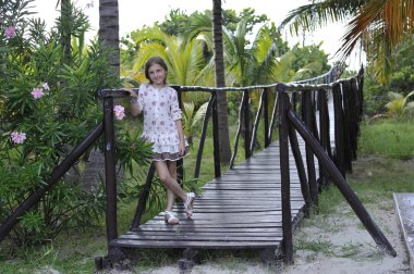 Romantik elbiseli bir kız.