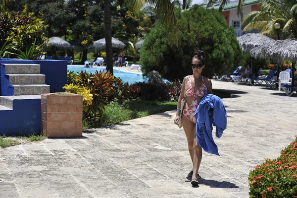 Uma mulher em estância termal em roupa de banho tomando banhos de sol . — Fotografia de Stock