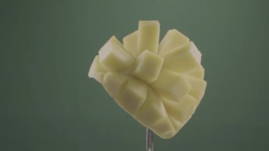 Krom anahtarı için yeşil ekranda döngü ile dönen mango