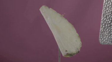 Krom anahtar için fuşya ekran üzerinde döngü ile dönen ananas