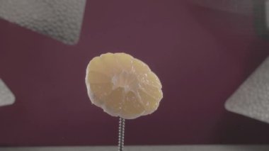 Mandalina renk anahtarı için fuşya ekran üzerinde döngü ile döner