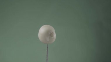 Krom anahtarı için yeşil ekran üzerinde döngü ile yer fıstığı döndürme