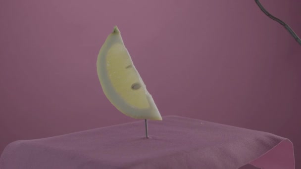 Citron tournant avec boucle sur écran fuchsia pour clé chromatique — Video