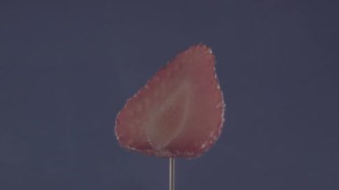 Krom anahtarı için mavi ekranda döngü ile çilek döndürme