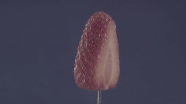 Krom anahtarı için mavi ekranda döngü ile çilek döndürme