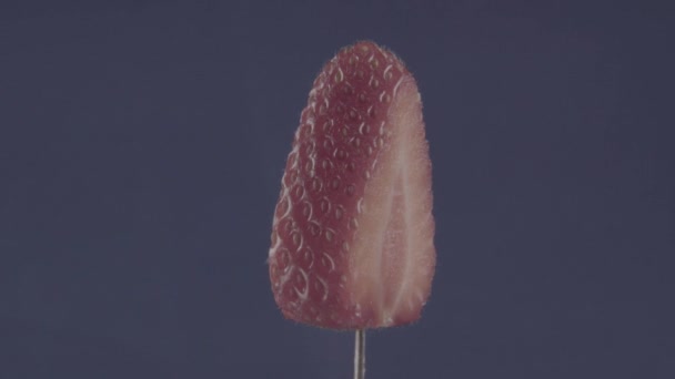 Φράουλα περιστρεφόμενη με βρόχο σε μπλε οθόνη για chroma κλειδί — Αρχείο Βίντεο