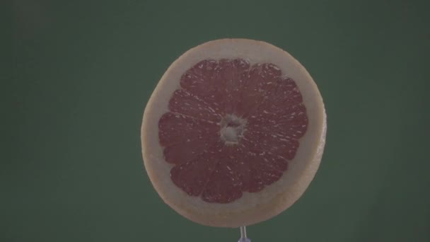 Grapefruit roteren met lus op groen scherm voor chroma sleutel — Stockvideo