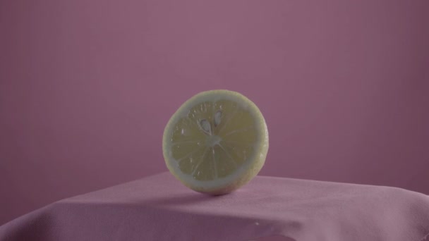 Лимон вращается с петлей на экране фуксии для хроматического ключа — стоковое видео