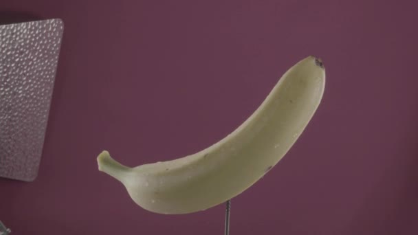 Banana rotante con passante su schermo fucsia per chiave cromatica — Video Stock