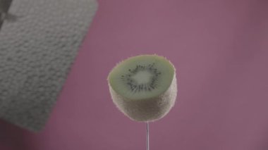 Kivi renk anahtarı için fuşya ekran üzerinde döngü ile döner