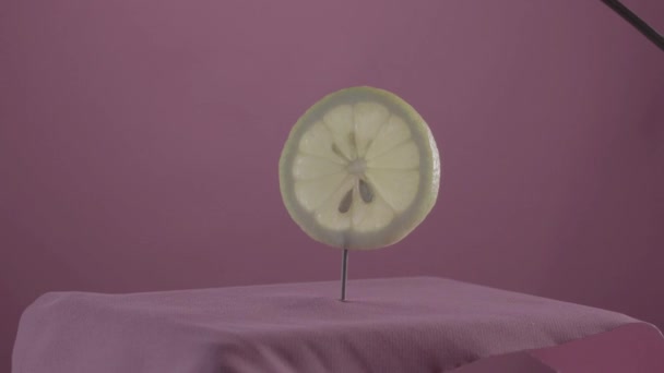 Lemon rotující se smyčkou na obrazovce fuchsie pro klíč chroma — Stock video