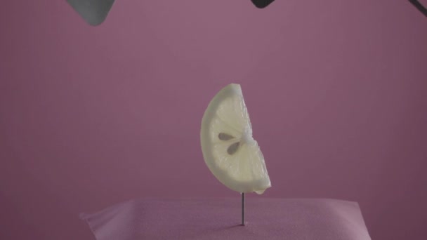 Lemon rotating with loop on fuchsia screen for chroma key — Stock Video
