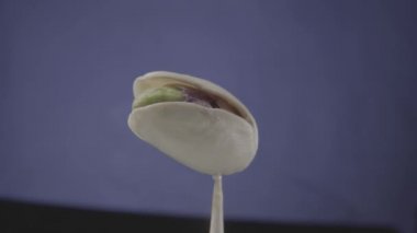 Pistachio renk tuşu için mavi ekranda döngü ile dönüyor