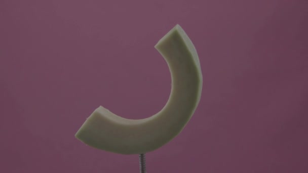 Avokado roterande med ögla på fuchsia skärmen för chroma key — Stockvideo