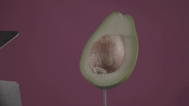 Avocado roteren met lus op fuchsia scherm voor chroma toets — Stockvideo