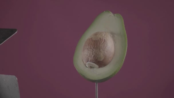 Aguacate giratorio con lazo en pantalla fucsia para croma key — Vídeos de Stock