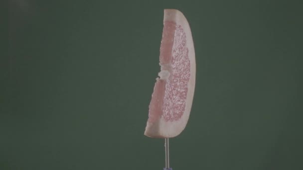 Grapefruit rotierend mit Schlaufe auf grünem Bildschirm für Chroma-Taste — Stockvideo