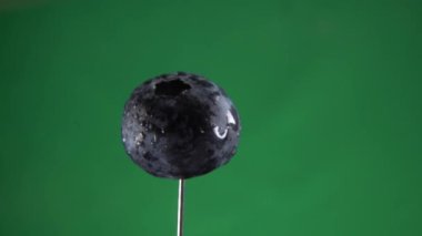 Krom anahtarı için yeşil ekran üzerinde döngülü yaban mersini döndürme