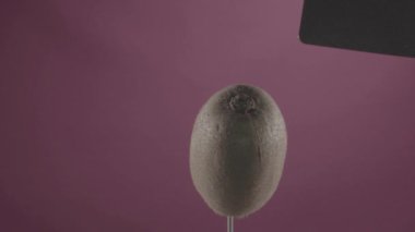 Kivi renk anahtarı için fuşya ekran üzerinde döngü ile döner