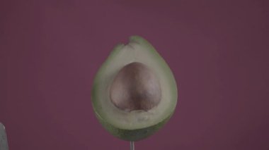 Avokado renk anahtarı için fuşya ekran üzerinde döngü ile döner