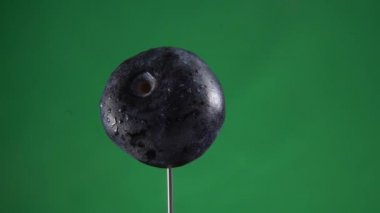 Krom anahtarı için yeşil ekran üzerinde döngülü yaban mersini döndürme