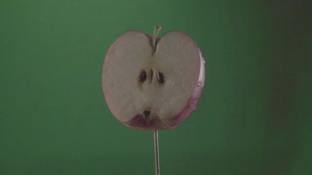 Krom anahtarı için yeşil ekran üzerinde döngü ile dönen elma — Stok video