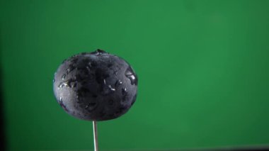 Krom anahtarı için yeşil ekran üzerinde döngülü yaban mersini döndürme
