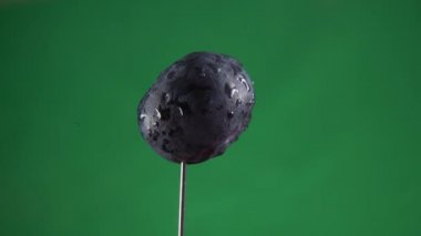 Krom anahtarı için yeşil ekran üzerinde döngülü yaban mersini döndürme