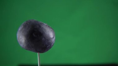 Krom anahtarı için yeşil ekran üzerinde döngülü yaban mersini döndürme