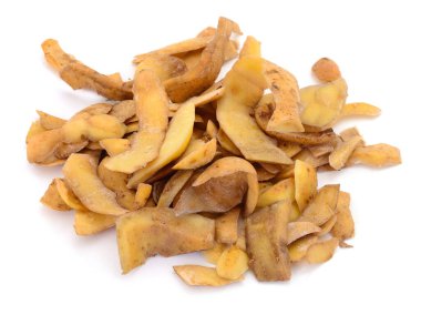 Beyaz zemin üzerinde izole edilmiş çiğ patates kabukları yığını, organik gıda atığı konsepti ve geri dönüşüm için gübreleme malzemesi