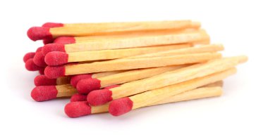 Beyaz arka planda izole edilmiş kırmızı başlı ahşap kibrit yığınları, güvenlik, kamp veya ev kullanımı için yangın başlatan araçların yakın görüntüsü