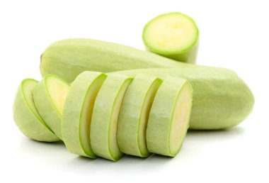 Tam ve dilimlenmiş taze yeşil kabak, kabak olarak da bilinir, saf beyaz arka planda izole edilmiş taze sebze. Sağlıklı yeme kavramı.