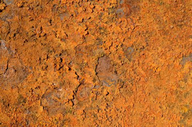 Demir plaka üzerinde sert turuncu pas. Çatlamış boya ve yıpranmış efekt ile aşınmış metal doku. Oksitlenmiş çelik maddenin endüstriyel arka planı