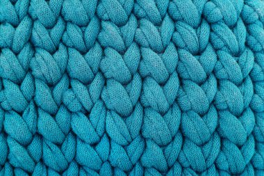 Örgü kumaşının otantik fotoğrafçılığı. Tuğla ya da mavi örgü desenli, ayrıntılı iplik dikişlerini gösteren gerçek bir kamera görüntüsü. Tekstil dokusunun doğal görüntüsü. Yüksek kaliteli fotoğrafçılık.