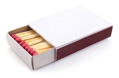 Kırmızı başlıklı ahşap kibritlerle dolu açık bir kibrit kutusunun otantik fotoğrafçılığı. Beyaz arka planda izole edilmiş ev halkının yüksek kaliteli gerçek kamera görüntüsü..