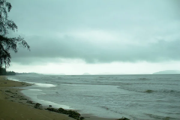 Playa tropical durante la temporada de lluvias —  Fotos de Stock