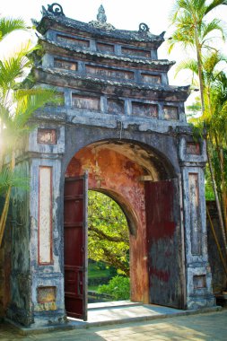 Güneş ışığı altında Asya Geçidi