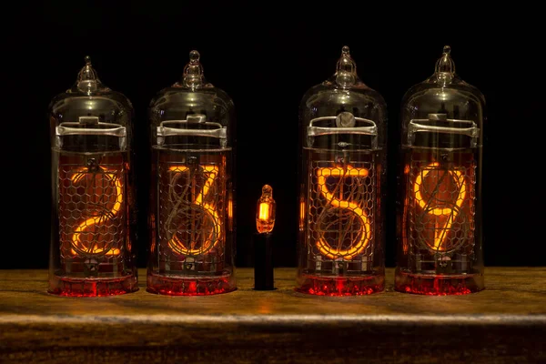 Nixie tüp saati, 23: 59, gece yarısına dakikayı gösteriyor.