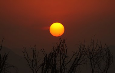 Üretim tesisi ile güzel gün batımı