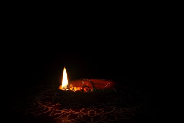 Kolam traditionnel indien avec lampe à huile — Photo