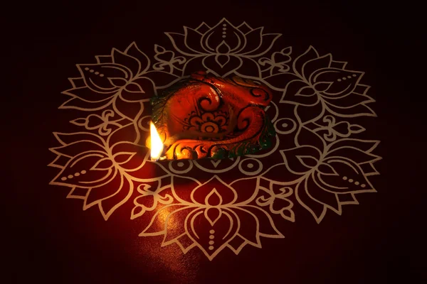 Traditionele Indische kolam met olielamp — Stockfoto