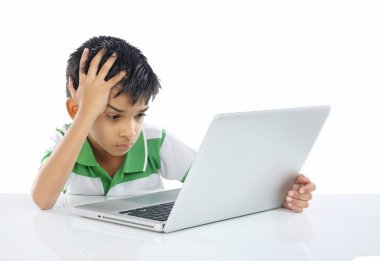     Dizüstü bilgisayar ile depresif okullu çocuk 