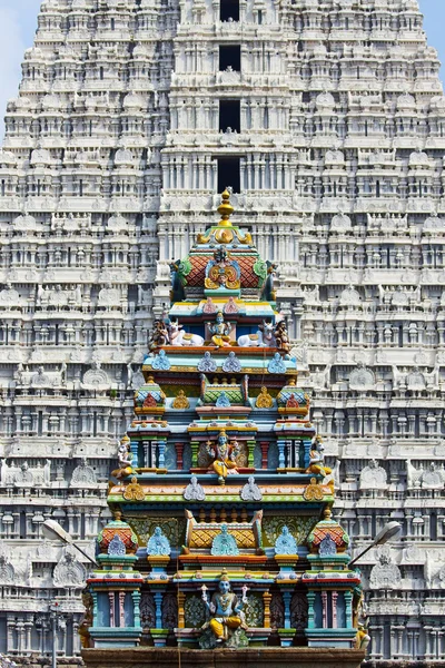 Statue del tempio indù su un tetto del tempio — Foto Stock